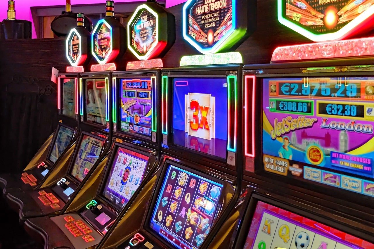 hebitop activity feed showing football bets, live-dealer play, and point accumulation